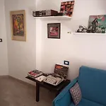 Grand F2 60mq Centre Antibes, Proche Plages, Commerces, 2 Balcons, Parking, Train, Bus, Deco Vintage, Pet Friendly Апартаменты *