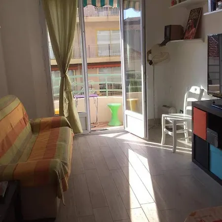 Apartment Grand F2 Antibes: Vintage Charm, Proximity & Pet-friendly