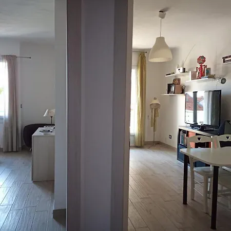 Grand F2 Antibes: Vintage Charm, Proximity & Pet-friendly Apartment *