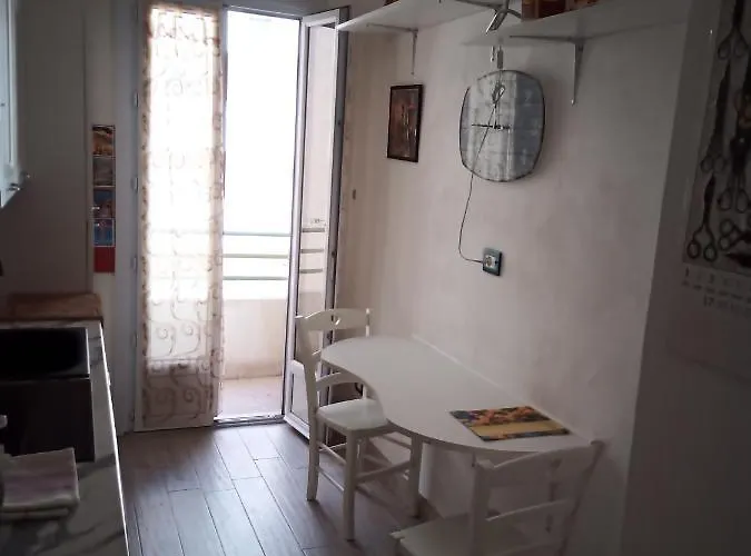 Grand F2 60mq Centre Antibes, Proche Plages, Commerces, 2 Balcons, Parking, Train, Bus, Deco Vintage, Pet Friendly * Antibes