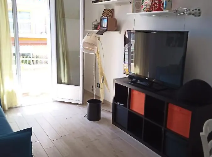 Grand F2 60mq Centre Antibes, Proche Plages, Commerces, 2 Balcons, Parking, Train, Bus, Deco Vintage, Pet Friendly