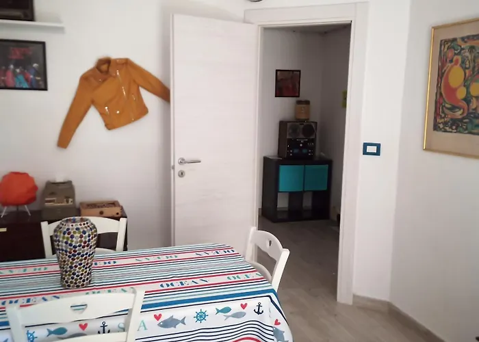 Grand F2 60mq Centre Antibes, Proche Plages, Commerces, 2 Balcons, Parking, Train, Bus, Deco Vintage, Pet Friendly