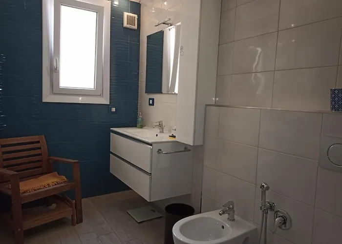 Grand F2 60mq Centre Antibes, Proche Plages, Commerces, 2 Balcons, Parking, Train, Bus, Deco Vintage, Pet Friendly * Antibes