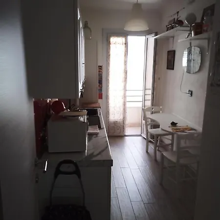 Grand F2 60mq Centre Antibes, Proche Plages, Commerces, 2 Balcons, Parking, Train, Bus, Deco Vintage, Pet Friendly