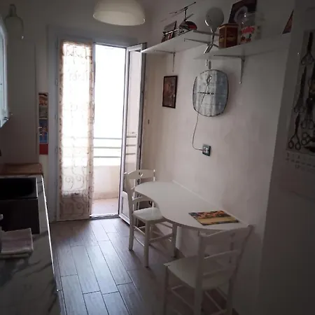 Grand F2 60mq Centre Antibes, Proche Plages, Commerces, 2 Balcons, Parking, Train, Bus, Deco Vintage, Pet Friendly * Antibes