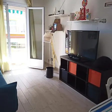 Grand F2 60mq Centre Antibes, Proche Plages, Commerces, 2 Balcons, Parking, Train, Bus, Deco Vintage, Pet Friendly