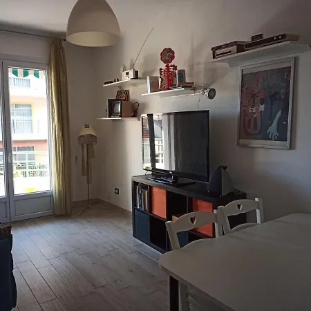 Grand F2 60mq Centre Antibes, Proche Plages, Commerces, 2 Balcons, Parking, Train, Bus, Deco Vintage, Pet Friendly *