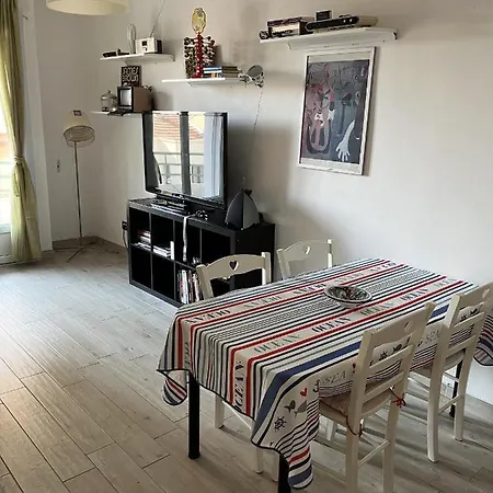 Grand F2 60mq Centre Antibes, Proche Plages, Commerces, 2 Balcons, Parking, Train, Bus, Deco Vintage, Pet Friendly Lejlighed *