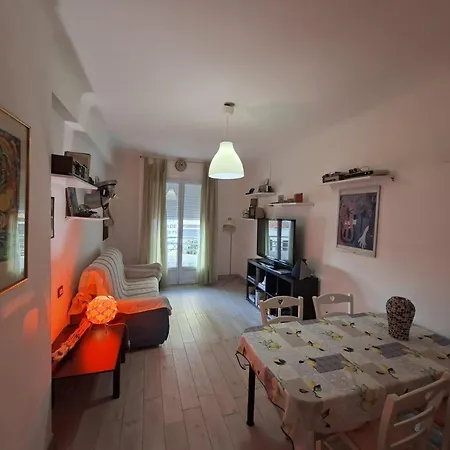 Grand F2 60mq Centre Antibes, Proche Plages, Commerces, 2 Balcons, Parking, Train, Bus, Deco Vintage, Pet Friendly Apartamento
