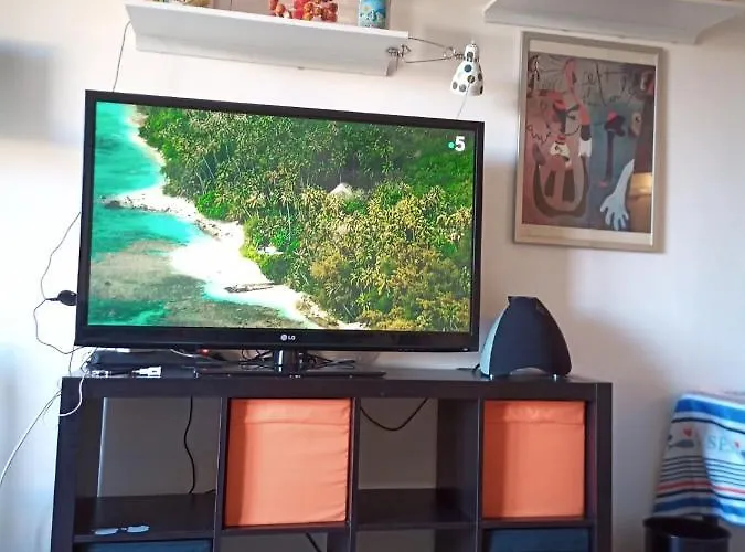 Apartment Grand F2 Antibes: Vintage Charm, Proximity & Pet-friendly