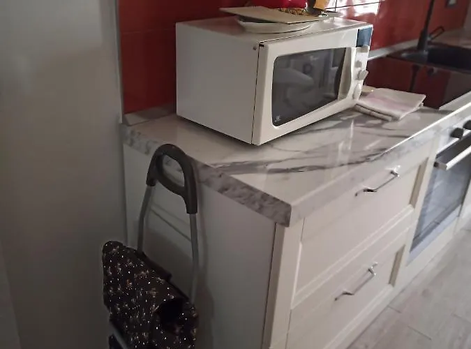 Grand F2 Antibes: Vintage Charm, Proximity & Pet-friendly Apartment *