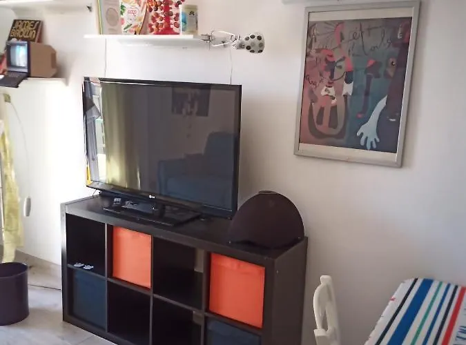 Grand F2 60mq Centre Antibes, Proche Plages, Commerces, 2 Balcons, Parking, Train, Bus, Deco Vintage, Pet Friendly Apartment Antibes