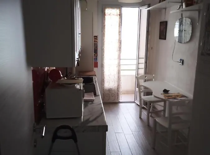 Grand F2 60mq Centre Antibes, Proche Plages, Commerces, 2 Balcons, Parking, Train, Bus, Deco Vintage, Pet Friendly