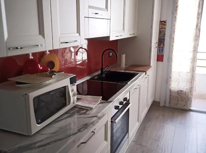 Grand F2 60mq Centre Antibes, Proche Plages, Commerces, 2 Balcons, Parking, Train, Bus, Deco Vintage, Pet Friendly Apartment *