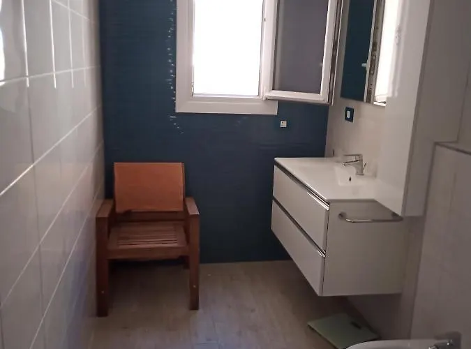 Grand F2 Antibes: Vintage Charm, Proximity & Pet-friendly *