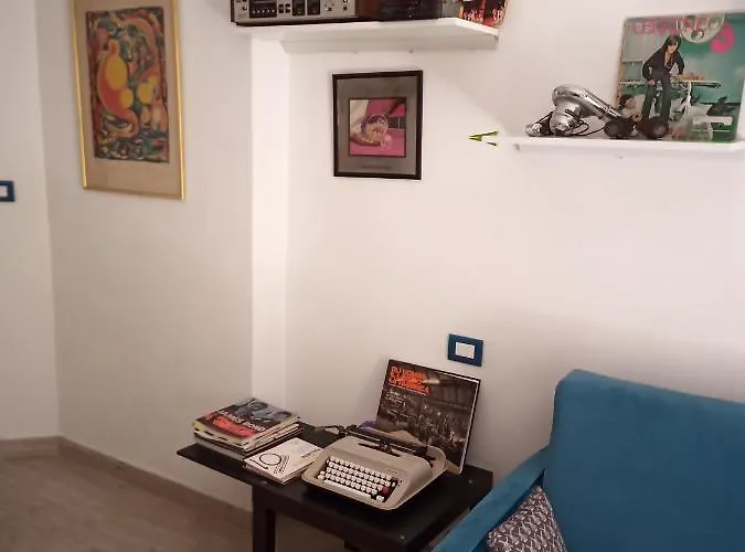 Grand F2 Antibes: Vintage Charm, Proximity & Pet-friendly Apartment *