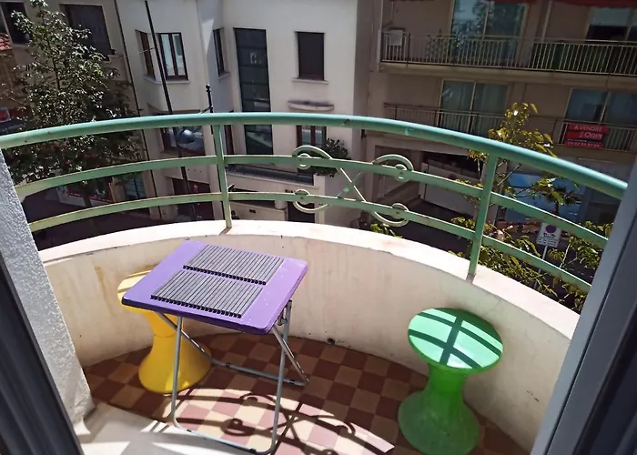 Apartment Grand F2 Antibes: Vintage Charm, Proximity & Pet-friendly Antibes