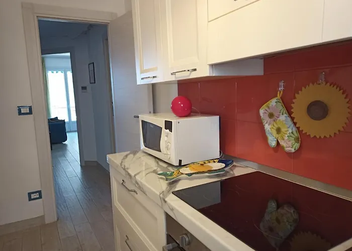 Grand F2 Antibes: Vintage Charm, Proximity & Pet-friendly *