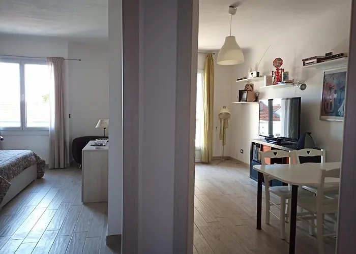 Grand F2 Antibes: Vintage Charm, Proximity & Pet-friendly Apartment *