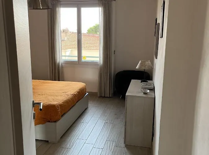 Grand F2 Antibes: Vintage Charm, Proximity & Pet-friendly *