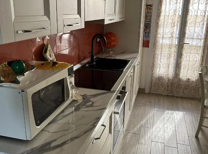 Apartment Grand F2 Antibes: Vintage Charm, Proximity & Pet-friendly Antibes