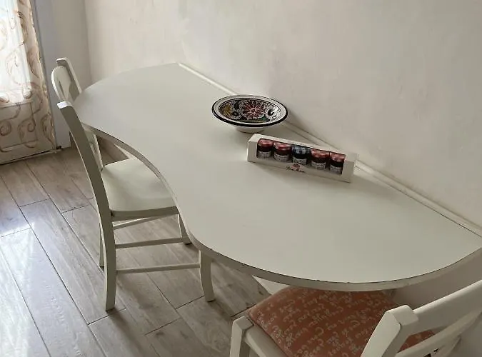 Grand F2 60mq Centre Antibes, Proche Plages, Commerces, 2 Balcons, Parking, Train, Bus, Deco Vintage, Pet Friendly Apartment