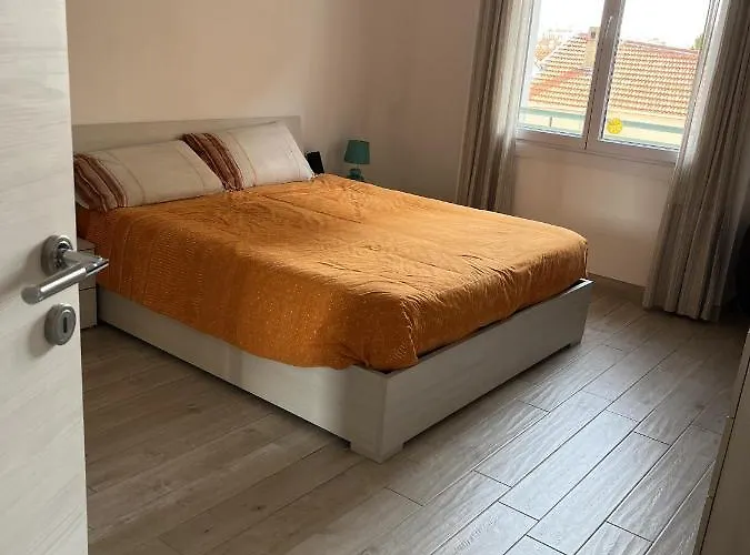 Grand F2 60mq Centre Antibes, Proche Plages, Commerces, 2 Balcons, Parking, Train, Bus, Deco Vintage, Pet Friendly Antibes