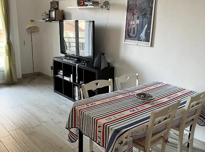 Grand F2 60mq Centre Antibes, Proche Plages, Commerces, 2 Balcons, Parking, Train, Bus, Deco Vintage, Pet Friendly Apartment *