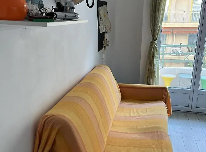 Grand F2 Antibes: Vintage Charm, Proximity & Pet-friendly Apartment